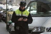 Uno de los controladores de la ORA en el centro de la ciudad. 