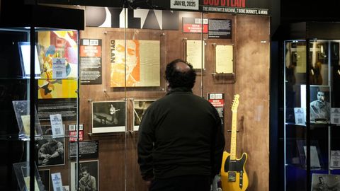 Un hombre observando algunos de los objetos de la subasta.