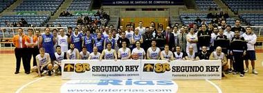Jugadores del Obradoiro, aficionados y prensa jugaron un poco competido partido.