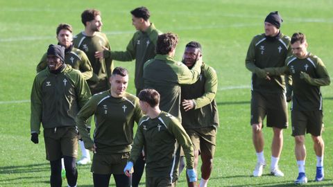 Los jugadores del Celta, en el inicio del entrenamiento de este s�bado.