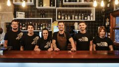 Roc�o y Jos� Luis, en el centro, junto al equipo de Tapa Negra