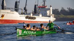 Una regata de bateles disputada el a�o pasado en A Pobra
