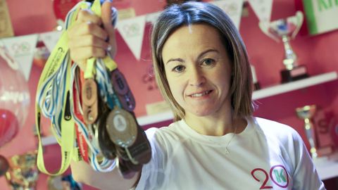 ngela Torrente con sus trofeos, en el centro con el que acaba de celebrar veinte aos