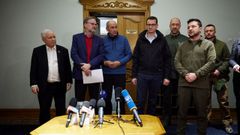 Zelenski, durante la reuni�n con los polacos Jaroslaw Kaczynski y Mateusz Morawiecki, el checo Pietr Fiala  y el esloveno Janez Jansa. 
