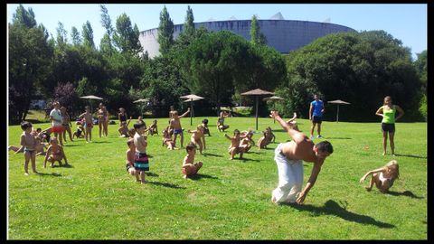 Un grupo de nenos gozando nun campamento de ver�n
