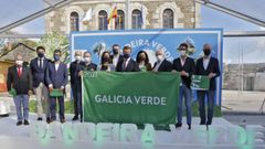 Feijoo y la conselleira de Medio Ambiente, con representantes de municipios que lograron la Bandeira Verde