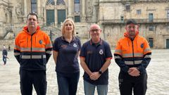 El concejal de Movilidade e Convivencia, Xan Duro (Compostela Aberta), junto a la jefa de Protecci�n Civil de Santiago, Bego�a del R�o, en el acto de conmemoraci�n del 30 aniversario de la agrupaci�n.