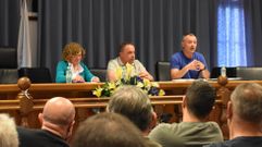 Graciela Di�guez, concejala en Viana; Domingo Dom�nguez, concejal en Vilari�o de Conso; y el diputado Xos� Manuel Puga, en la reuni�n en Vilari�o de Conso.