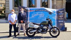 El concejal Tino Fern�ndez y Xavier Vandeneycken, uno de los promotores del evento, en la plaza de Espa�a de Pontevedra