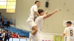 Santa Cruz y Turbi celebrando un gol en A Malata.