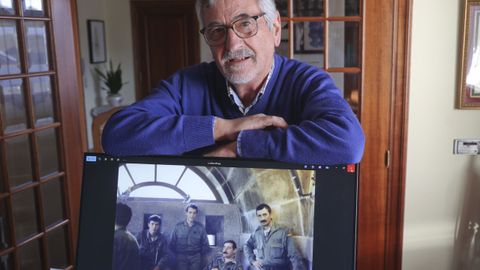 El exmilitar L�pez Hermida muestra una foto antigua en el castillo