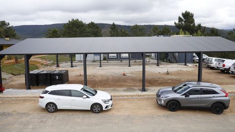 Aparcamiento en la base de la BRIF de Laza.