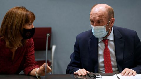 El vicepresidente y consejero de Administraci�n Auton�mica, Medio Ambiente y Cambio Clim�tico, Juan Cofi�o, junto a la consejera de Hacienda, Ana C�rcaba