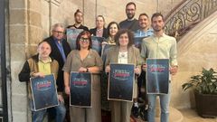 La alcaldesa y la concejala de Deportes, con miembros de entidades deportivas en la presentacin de la campaa