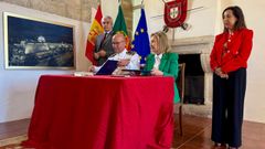 La secretaria de Estado de Defensa, Amparo Valcarce, y el subdirector de Armamento de Portugal, Antonio Mateus, firman el acuerdo en presencia de Margarita Robles y su hom�logo portugu�s, Nuno Melo.