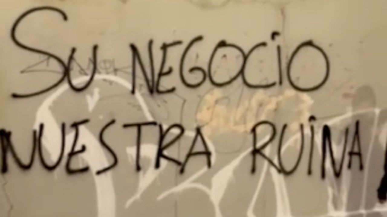 Aparecen grafiteados varios apartamentos tur