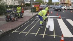 Pintado en la carretera de Catabois. Tras una Semana Santa sin se�ales horizontales en los tres kil�metros de trazado, este lunes se iniciaron los trabajos de pintado, que continuaban ayer.