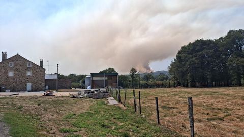 Desde casas del municipio de Guitiriz se ve al fondo el incendio