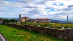 El convento, ya restaurado, visto desde la carretera de Ferreira
