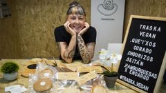 Alejandra, en su rinc�n de Traska Vegan, en la plaza de abastos de Ribadavia