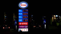 Una gasolinera con el precio del litro de combustible por encima de los dos euros.