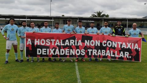 Los jugadores celestes mostraron una pancarta de apoyo a la hosteler�a