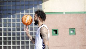 Tevin Brown en los exteriores del Pazo dos Deportes de Lugo