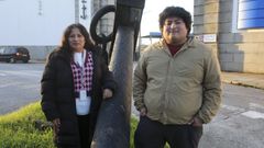 Gloria Saavedra y su hijo mediaNo, Leonardo Lonzoy, retratados a las puertas de Navantia Ferrol, donde trabajan los dos