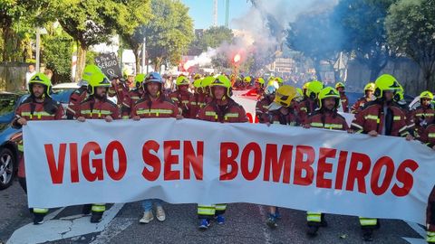 La plantilla de bomberos de Vigo durante una de sus recientes manifestaciones para denunciar inseguridad en la ciudad.