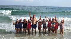 El grupo de ba�istas que despidieron el 2025 en A Rapadoira