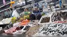 Una pescadera en la plaza de Ribeira, a finales del pasado julio