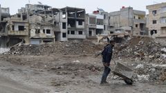 Un hombre retira escombros cerca de un colegio en Jalidiya.