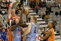 Diouf, con el bal�n junto a Schaftenaar, en el partido de la �ltima jornada ante el Burgos.