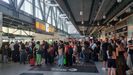 Pasajeros afectados por los retrasos de trenes en la estaci�n de Santiago.