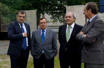 Los alcaldes de Oza y Cesuras, con el presidente de Ence, con corbata verde, y el consejero delegado
