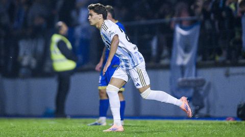 Pablo Agud�n pisa el c�sped de O Couto en su debut con el primer equipo del Real Oviedo