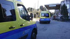 Ambulancias en la entrada del servicio de urgencias del hospital Montecelo, en Pontevedra