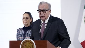 Autoridades aliadas. Una imagen del a�o pasado  de la presidenta Claudia Sheinbaum junto al gobernador de Sinaloa, Rub�n Rocha Moya, al que ha respaldado y del que alaba su gesti�n
