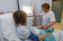 La supervisora de la unidad de Di�lisis, Pilar Gallina, controlando el tratamiento a una paciente. 