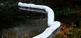 El embalse tiene varias barreras anticontaminaci�n.