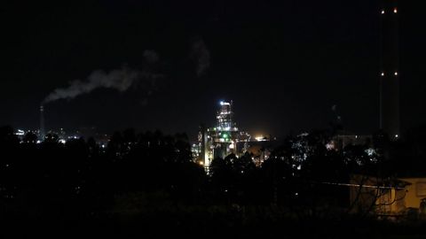 Vista nocturna del complejo industrial de Alcoa San Cibrao