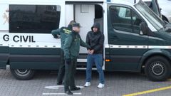 El asesino, a su llegada a los juzgados de Betanzos tras entregarse