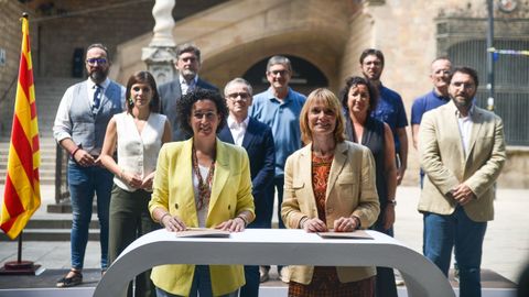 La secretaria general de Esquerra, Marta Rovira, y la viceprimera secretaria del PSC, Lluisa Moret (a la derecha), junto a los equipos negociadores del PSC y de ERC tras la firma, delante de la Biblioteca de Catalua, del pacto para la investidura de Salvador Illa