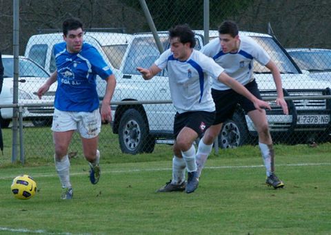 Marcos Moreiras, a la izquierda, conduce el bal�n en un partido en O Savi�ao. 
