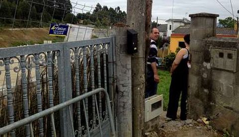 Debido a las obras, la finca tiene ahora un estrecho acceso entre un poste de la luz y un murete.