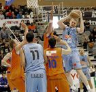 Schaftenaar captura un rebote contra el Burgos.