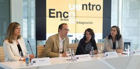Presentaron la cita Ana P�rez-Lago (de Gadisa), Lorenzo, la directora Carlota P�rez y Mar�a Pereira (Gai�s). 