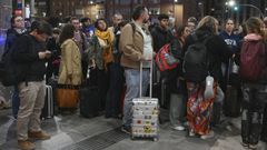 Viajeros atrapados este lunes en el tnel de Pajares llegan a la estacin de tren de Len que ha vuelto a abrir tras el apagn elctrico