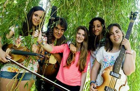 En la fotograf�a, las integrantes del grupo con el profesor Crisanto G�ndara. 