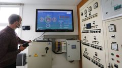 Un t�cnico revisando la capacidad de la planta de Treviscoso